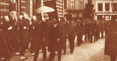 99457 Afbeelding van het defilé van Utrechtse studenten in Achter St.-Pieter te Utrecht ter gelegenheid van het ...